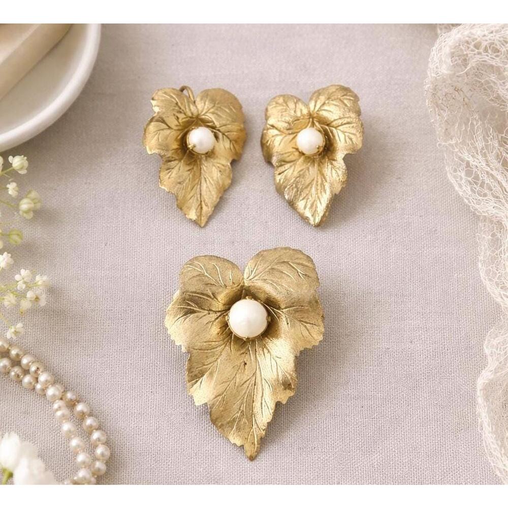 Vintage Sarah Coventry Jewelry Set | Gold Leaf Brooch & Clip-On Earrings